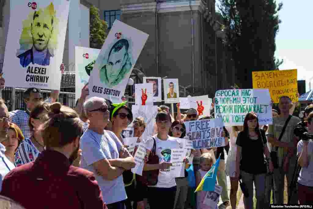 Во время оглашения приговора Олегу Сенцову и Александру Кольченко в Киеве проходил митинг у посольства России в Украине, 25 августа 2015 года