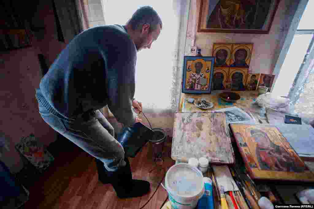 "Прожить здесь можно на десять тысяч в год. Мешок крупы и ведро масло – за глаза. Штанов хватает на десять лет, валенок, вот, хватило только на пять, украли" 