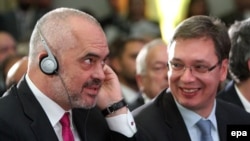 Premijer Albanije Edi Rama i predsednik Srbije, tada na funkciji premijera, Aleksandar Vučić prilikom susreta u Nišu, 14. oktobra 2016.