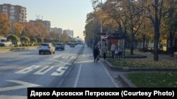 Граѓаните чекаат автобус на дел од велосипедската патека