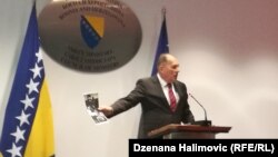 Dragan Mektić pokazuje sliku pripadnika paravojne skupine