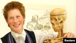 Принц Гарри, внук Елизаветы II, тоже учился в Итоне. Фото сделано в 2003 году именно там