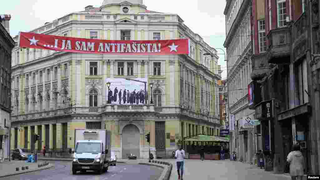 Fotografije antifašista koje je na Marijin Dvoru smaknuo režim NDH u Sarajevu 1945. godine postavljene su i iznad Vječne vatre, simbola antifašističkog otpora u Sarajevu.