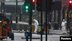 Слідчі працюють на місці нападу в Лондоні