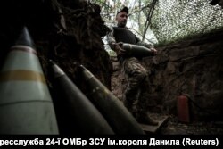 Військовий ЗСУ несе снаряд перед тим, як відкрити вогонь із самохідної гаубиці M109 у бік російських військ поблизу прифронтового міста Часів Яр на тлі нападу Росії на Україну, Донецька область, Україна, 14 червня 2025 року