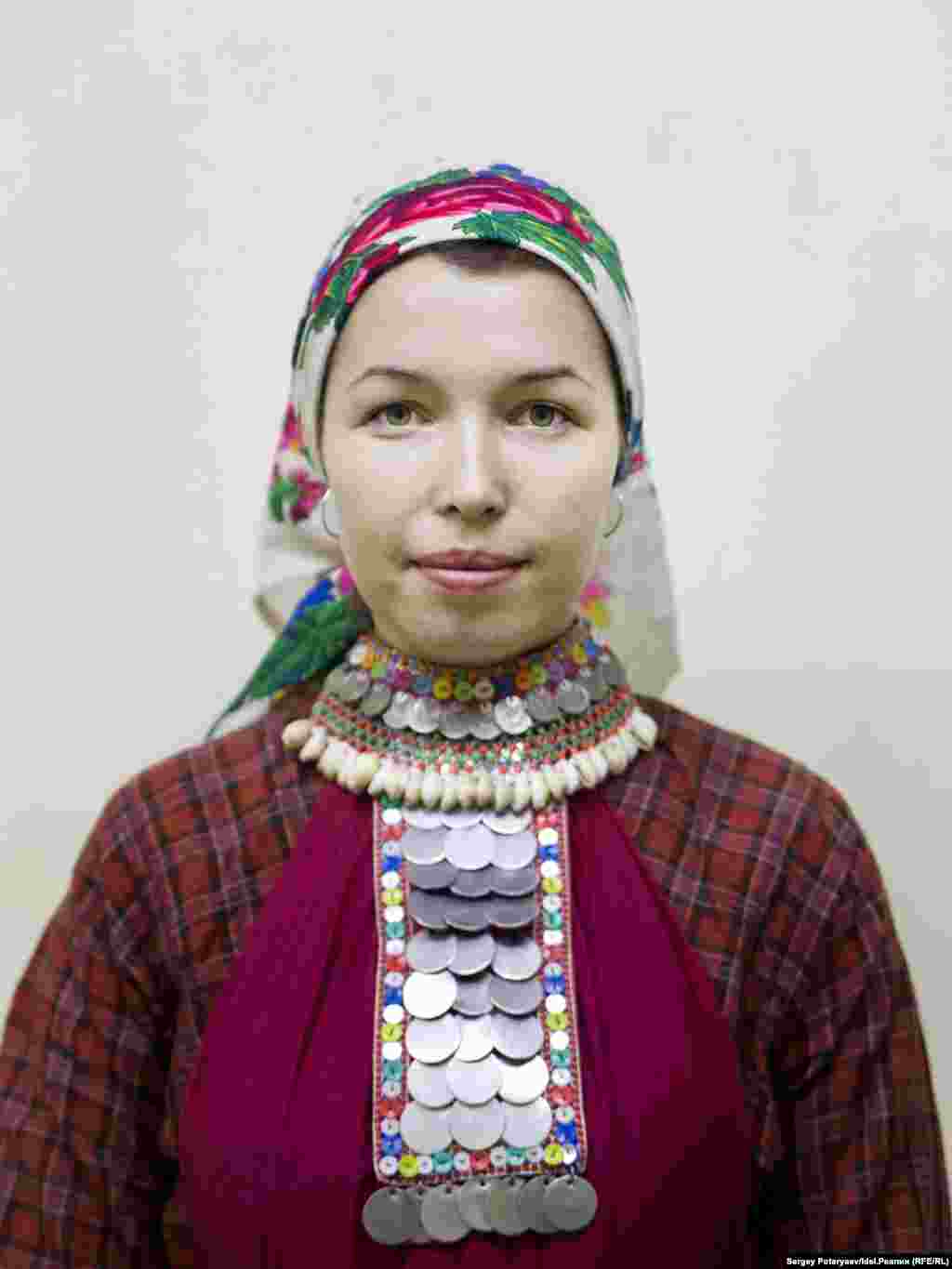 Соловьева Наташа, 24 года, бухгалтер. "Мой марийский из семьи, дома говорили только на нем. Разговорный я знаю, а вот пишу иногда с ошибками. Семья была православная, но бабушки и дедушки ходили и в рощу. Особенно ощущаю себя мари во время праздников, особенно домашних. Когда начинаются песни и танцы, не сценические, а настоящие, это и есть мари".