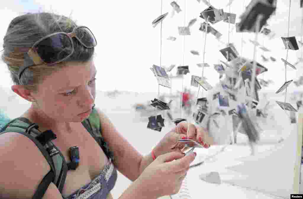 Американская художница российского происхождения Рита Путивская у "Святилища потерянных мгновений". 29 августа 2017 года