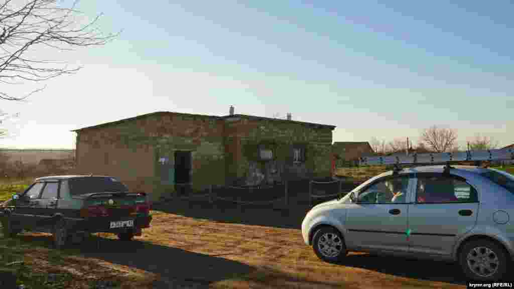 Баня в Низинному розташована за 100 метрів від самої свердловини, звідки вода безперебійно надходить по пластиковій трубі