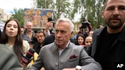 Georgescu sosind la procuratură, la București, pe data de 27 mai 2025, când i s-au adus la cunoștință mai multe acuzații legate de activitatea sa politică. 