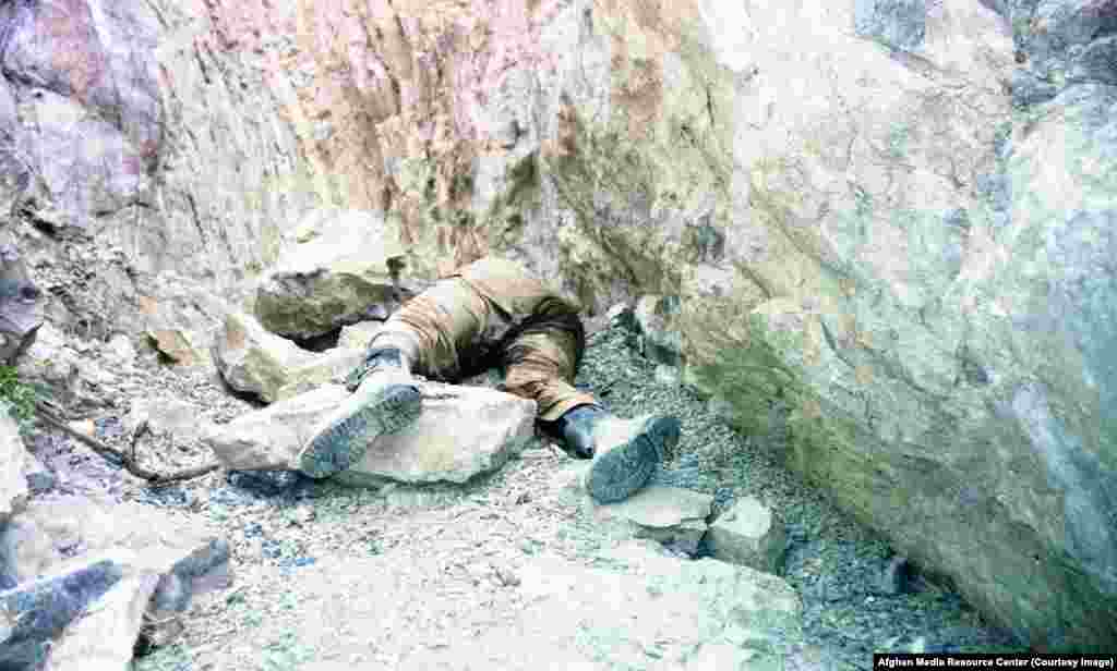 Tijelo sovjetskog vojnika. Više od 14.000 sovjetskih trupa je ubijeno tokom devetogodišnjeg rata.