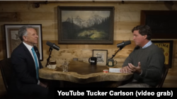 Stiv Vitkof (L) u razgovoru sa Takerom Karlsonom, 22. mart 2025.