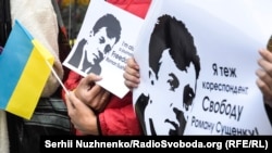 Під час акції протесту журналістів під посольством Росії в Києві, 6 жовтня 2016 року