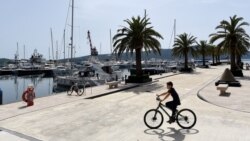 Mladi 'sezonci' u Crnoj Gori Mladi 'sezonci' u Crnoj Gori