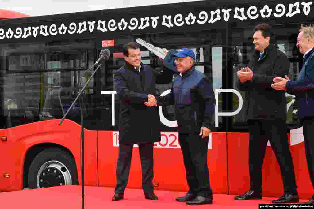 Не догадываются об этом, кажется, и мэр Казани Ильсур Метшин с гендиректором ПАО "КАМАЗ" Сергеем Когогиным. 