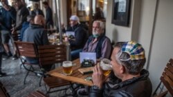 I zemlje centralne Evrope, poput Češke i Slovačke, omogućile su migracije svojih državljana iz jedne zemlje u drugu (na fotografiji jedan od barova u Pragu, maj 2020)