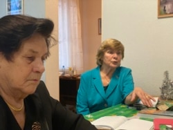 Lenina Makejeva (levo) i Klavdia Njupijeva su provele vreme u radnom logoru Petrozavodsk. "Moja starija sestra i ja smo imale jedan par cipela između nas", kaže Njupijeva.