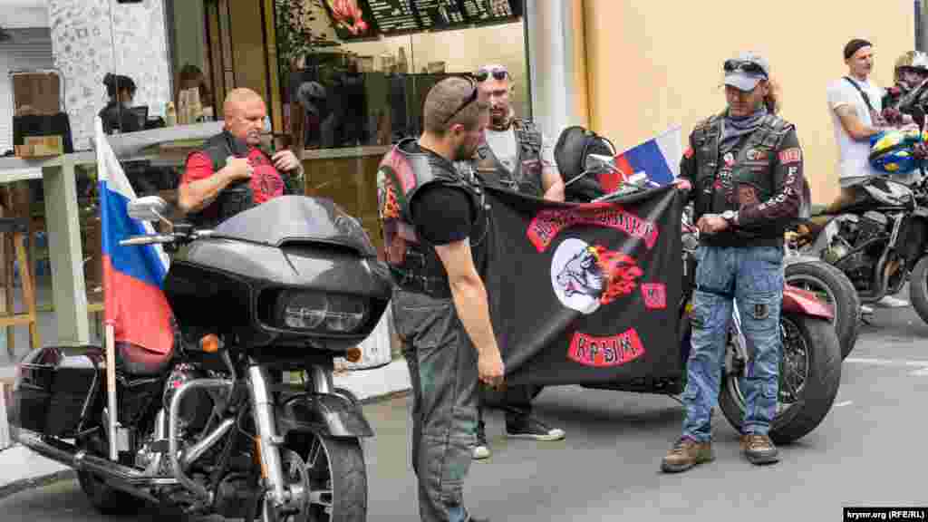 Сімферопольські «Нічні вовки» перед кінотеатром імені Шевченка після завершення мотопробігу навколо православних храмів міста