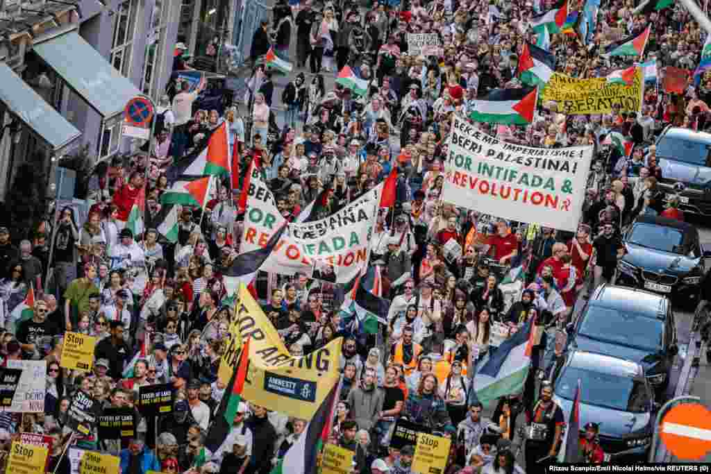 Demonstranti drže transparente i zastave tokom demonstracija pod nazivom "Cijela Danska na ulicama za slobodnu Palestinu", u Kopenhagenu, Danska, 24. avgusta 2025.