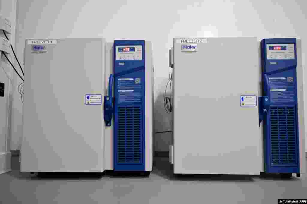 Zamrzivači za čuvanje zaliha vakcine u bolnici Louisa Jordan u Glasgowu 8. decembra 2020. 