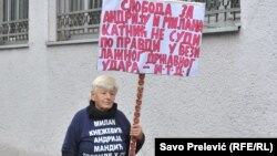 Neki od branilaca zatražil su psihijatrijsko vještačenje Sinđelića. Foto ispred sudnice tokom suđenja