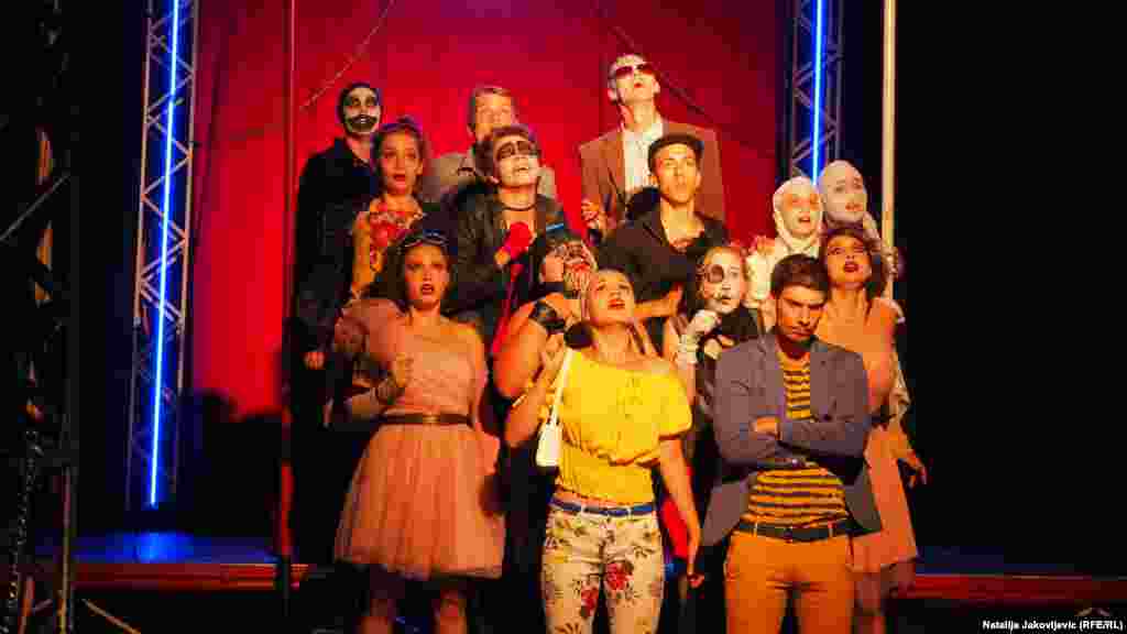 Salašarsko pozorište, koje je produciralo za političke predstavnike Mađara u Srbiji "spornu" predstavu, pozorišna je trupa koja više od 40 godina "dovodi" pozorište u sela širom Vojvodine gde žive Mađari.