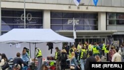 Studenti blokiraju ulaz u zgradu Radio-televizije Srbije, 16. april 2025.