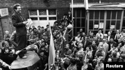 Leh Valensa (levo) drži govor tokom štrajka radnika brodogradilišta "Lenjin" u Gdanjsku, avgust 1980.