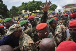 Полковник Мамади Думбуя (в центре в солнцезащитных очках) в окружении сторонников и ликующей толпы. Конакри, 6 сентября 2021 года