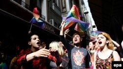 Учасники маршу за права ЛГБТ в Стамбулі, червень 2016 року
