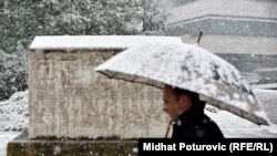 Stećak ispred Parlamenta Bosne i Hercegovine, Sarajevo, fotoarhiv