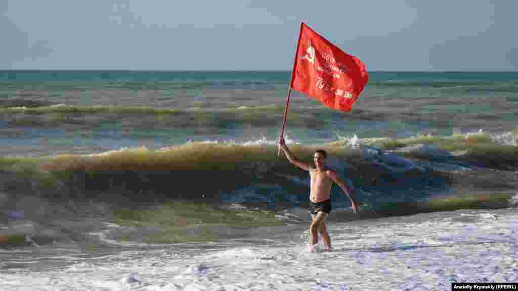 «Морж» марширует с копией «Знамени победы»