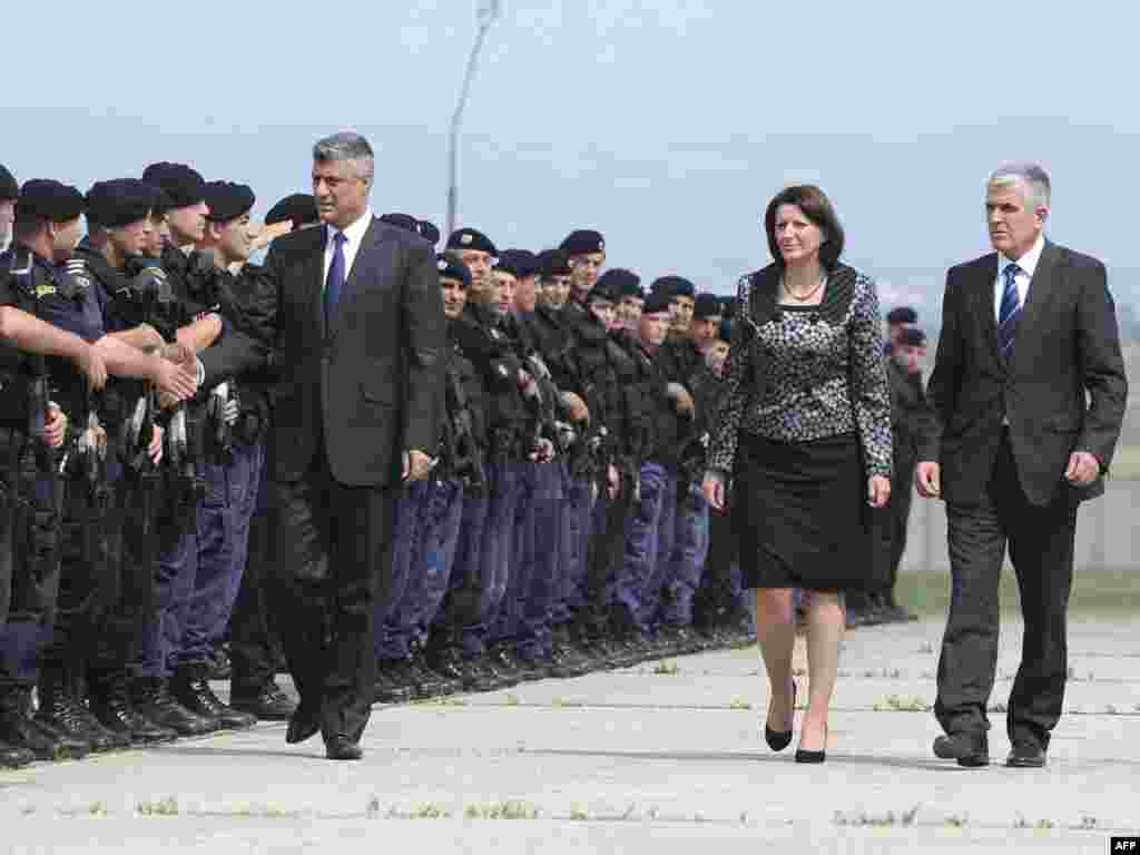 Kosovski premijer Hashim Thaci, predsjednica Atifete Jahjaga i kosovski ministar unutarnjih poslova Bajram Rexhepi posjetili su snage specijalne policije Kosova, Vrello, 01.08.2011. Foto: AFP / Armend Nimani