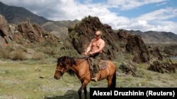 რაშზე ამხედრებული პუტინი ციმბირში, 2009 წლის 3 აგვისტო