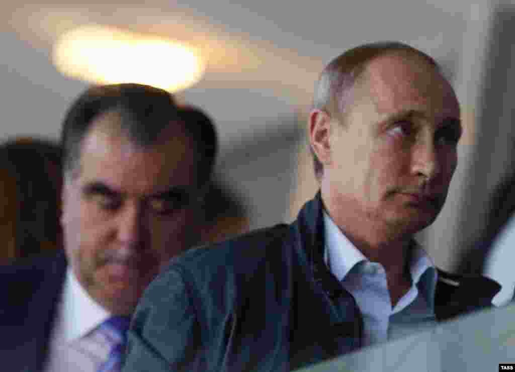 В Емомалі Рахмона теж є підстави потупити погляд за спиною Володимира Путіна: глава Таджикистану, який керує країною з 1992 року, тепер поступається російському лідерові у своєму рейтингу – на президентських виборах 2013 року Рахмон набрав всього лиш 83,92% голосів.