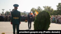 Liderul de la Tiraspol, Vadim Krasnoselski, în timpul ceremoniei depunerii de flori pentru a marca 35 de ani de la proclamarea nerecunoscutei „republicii moldovenești nistrene”, în 1990.