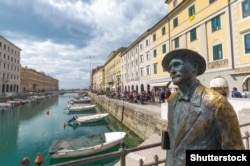 Статуя ирландского писателя Джеймса Джойса на мосту Понте Россо в Триесте, Италия