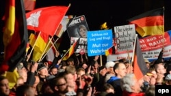 Neki nemački komentatori su Alternativu za Njemačku otvoreno uporedili sa Hitlerovim nacistima: Okupljanje pristalica AfD