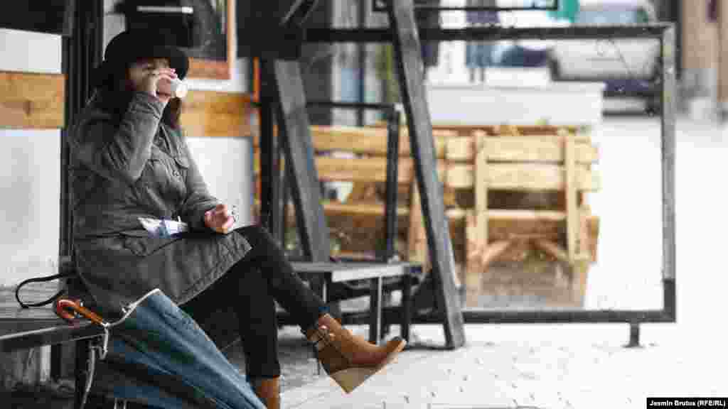 Kafa na otvorenom - da, ukoliko je sami poručite. Ugostiteljski objekti su zatvoreni, Sarajevo.