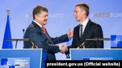Президент України Петро Порошенко (ліворуч) і генеральний секретар НАТО Єнс Столтенберґ. Брюссель, 12 липня 2018 року