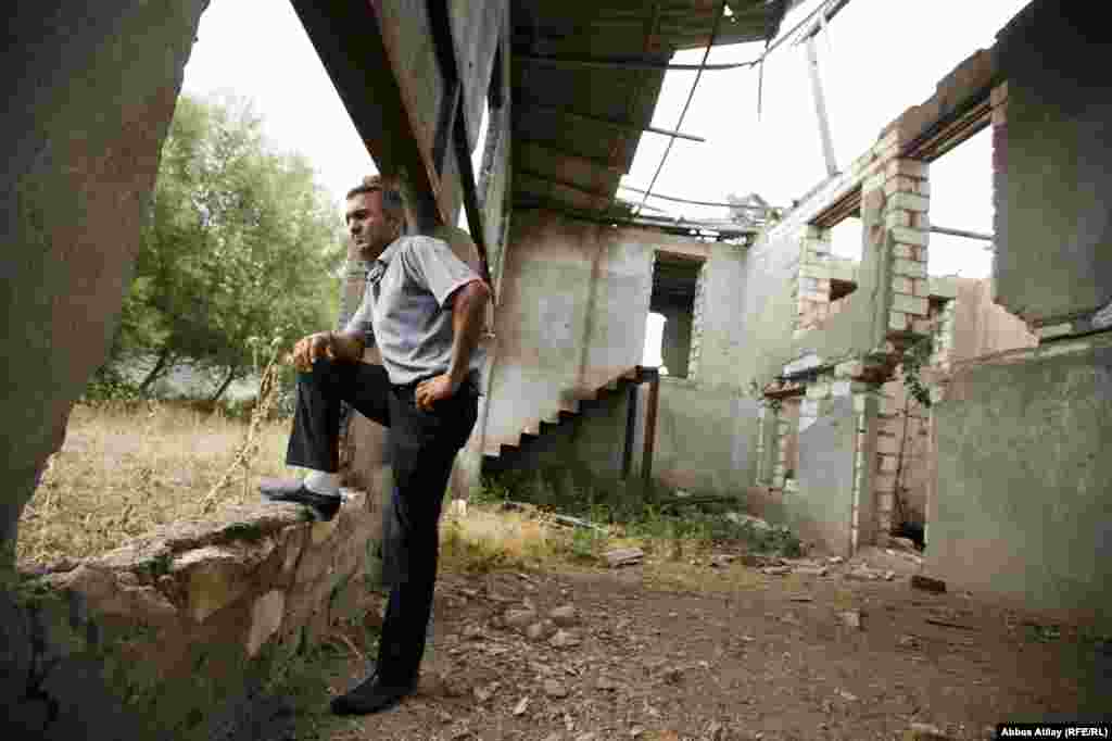 36-летний Сиявус ежедневно наблюдает за столкновениями армянских и азербайджанских сил. 