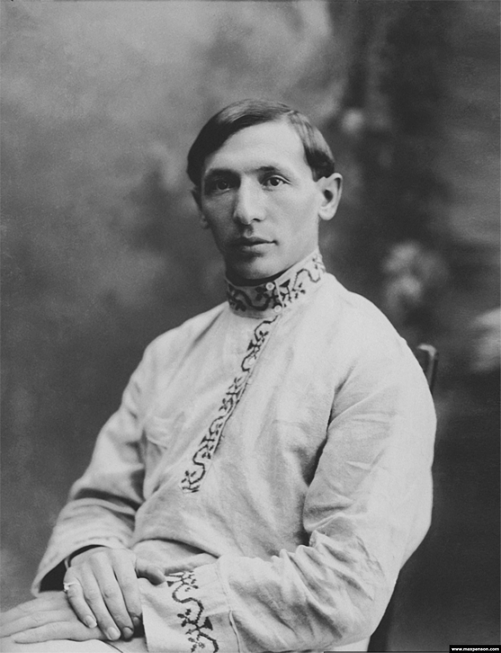 Макс ПенсонПенсон е роден во еврејско семејство во западна Русија во 1893 година. Се преселил во денешен Узбекистан во 1914 година, каде што самостојно се школувал за фотографија. Од 1926 година работел како фоторепортер.