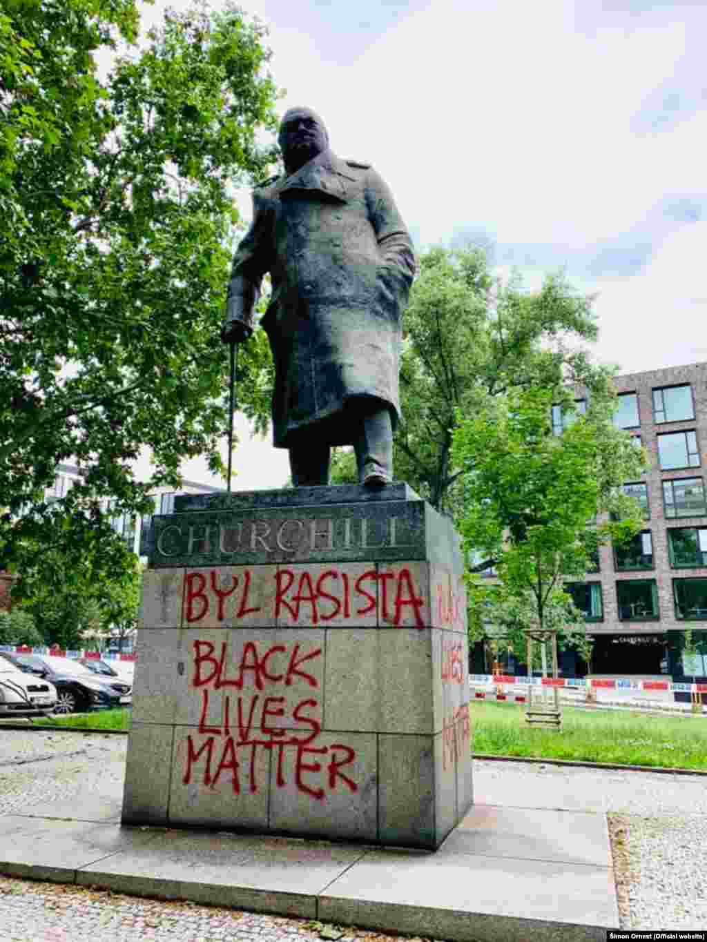 Памятник Уинстону Черчиллю в Праге был расписан в знак солидарности с движением Black lives matter 11 июня этого года. Неизвестные оставили на постаменте надпись "Он был расист".