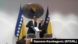 Lars-Gunnar Wigemark predaje izvještaj ministru finansija BiH Vjekoslavu Bevandi, Sarajevo 18. april 2018. Minister Vjek