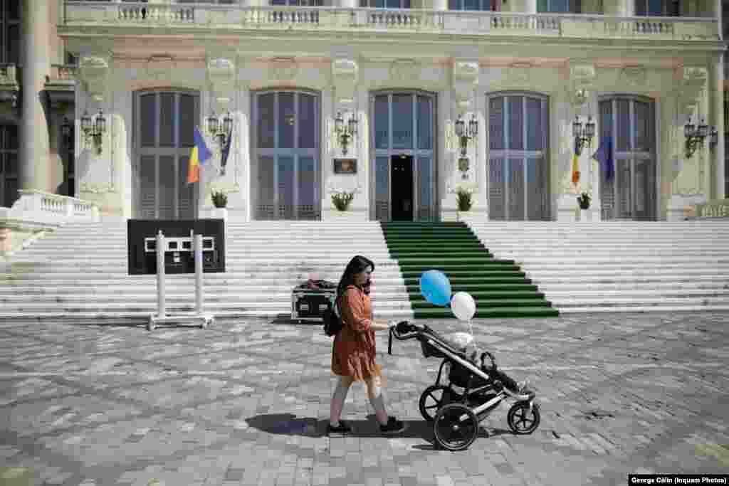 Procentul noilor mame în vârstă de 30 de ani şi peste a fost, în 2020, de 44,8%, comparativ cu 43,9% în anul 2019.