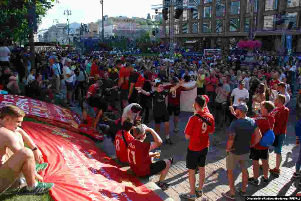 Английские фанаты всегда в центре внимания. Украинцы с удовольствием поют вместе с ними и фотографируются 