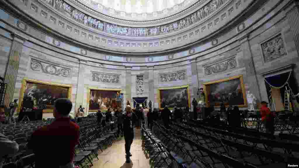 Zbog izuzetno niskih temperatura u Washingtonu, inauguracija novoizabranog predsjednika Donalda Trumpa za drugi mandat premještena je u zatvoreni prostor – prvi put u 40 godina da se to dogodilo.