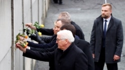Njemački predsjednik Frank-Walter Steinmeier i njegov mađarski, poljski, slovački i česki kolega - Janoš Ader, Andžej Duda, Žužana Čaputova i Miloš Zeman - polažu cvijeće na mjestu nekadašnjeg Berlinskog zida