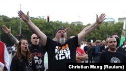 Okupljeni na protestima protiv vladinih mjera u vezi s korona virusom u Berlinu, Njemačka, 29. august 2020.