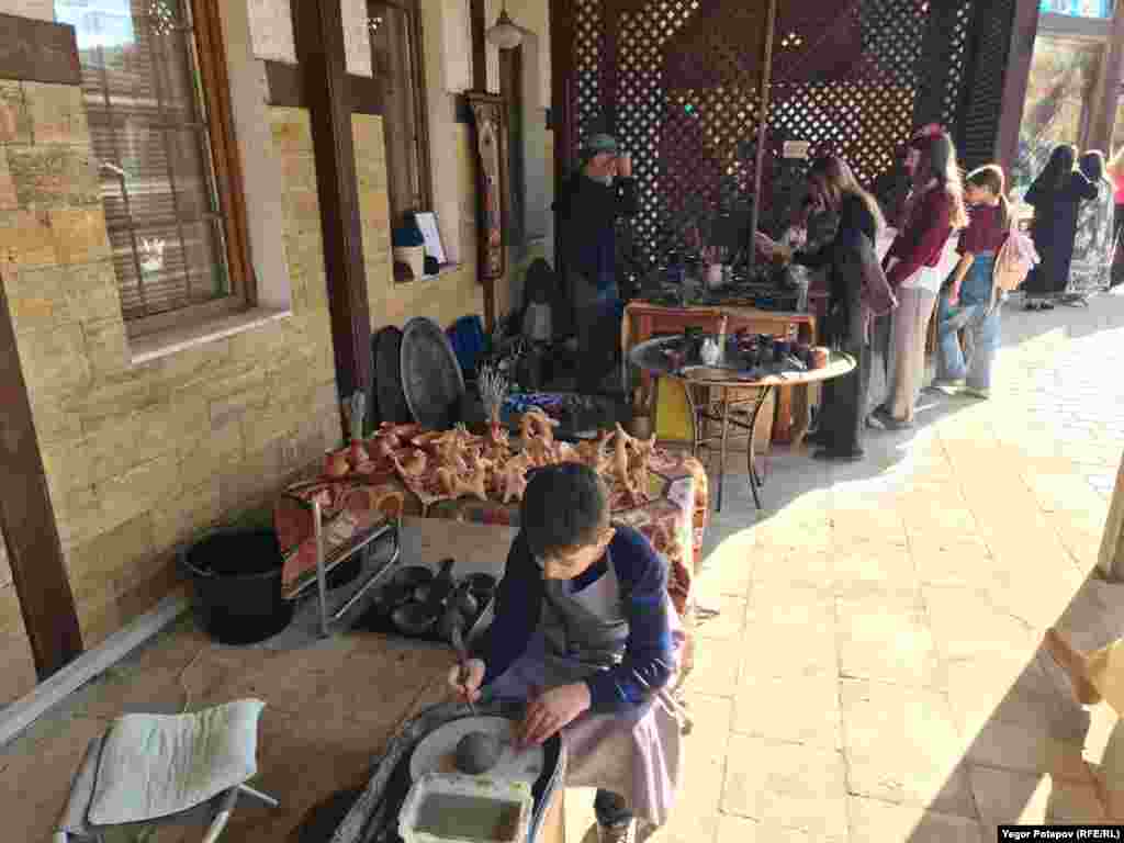 Все желающие имели возможность участвовать в мастер-классах от крымскотатарских ремесленников