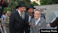 Берл Лазар (слева) в аннексированном Севастополе